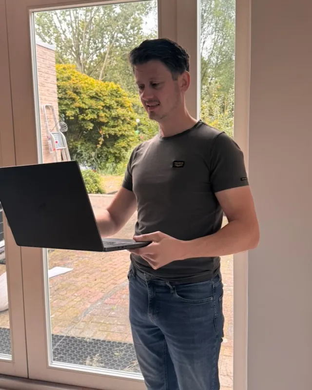 Vincent de Haan, app- en softwareontwikkelaar bij hellobytes, aan het werk met zijn laptop